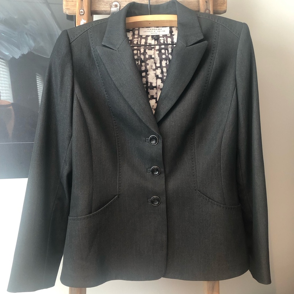 Tahari Gray Blazer 8p EUC